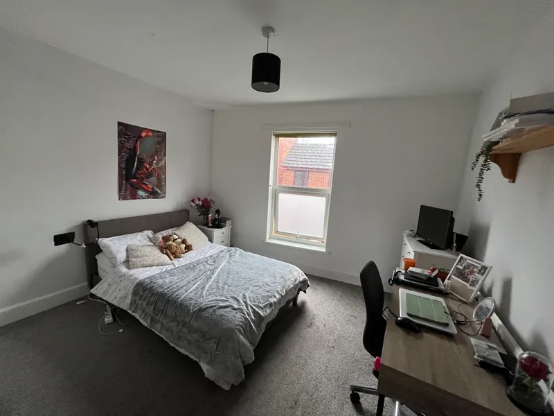 Large 3 Bed House // July 2026 - Image 11